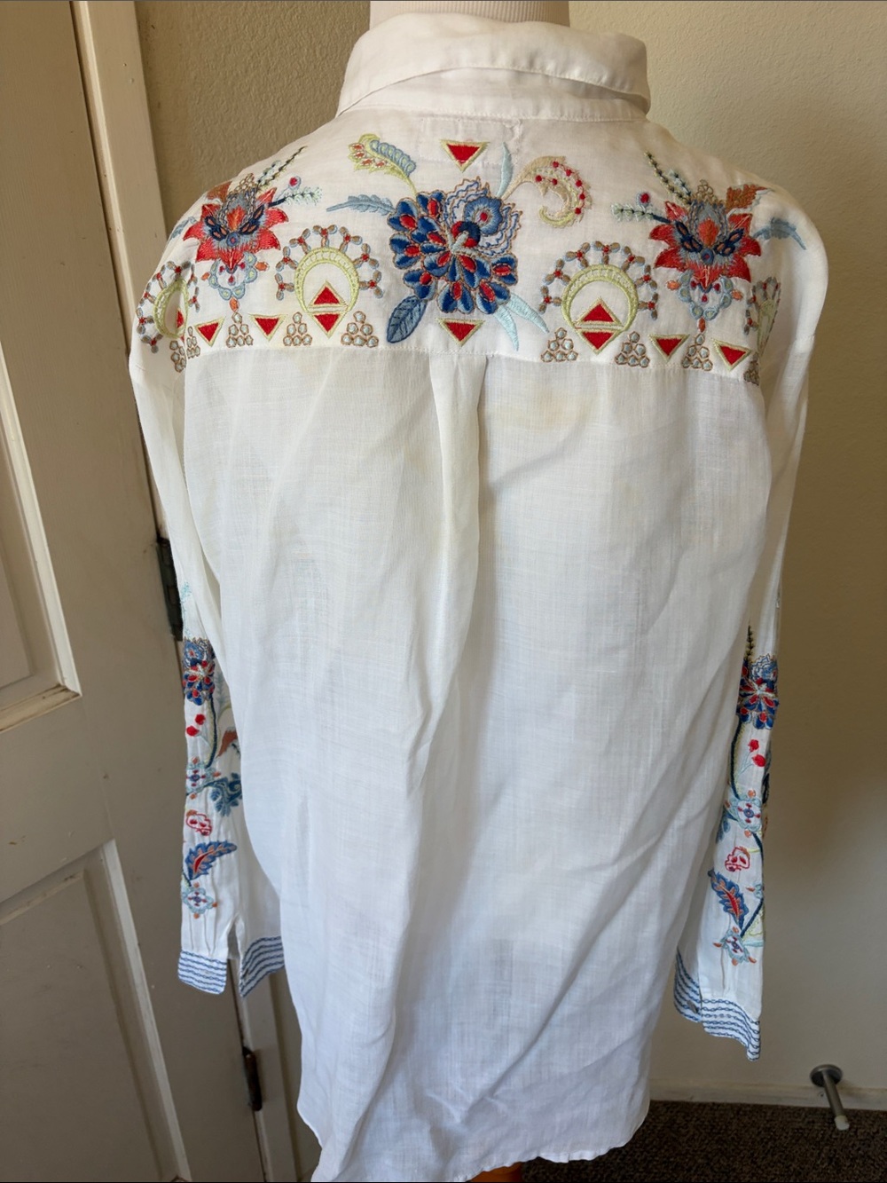 Johnny Was White Embroidered Tunic with Blue, Red and Green Floral Motif - Picture 4 of 7